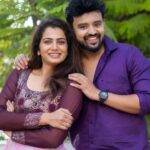Parvathy Venkitaramanan Instagram - Ena Unaku Pudikuma 💜 ??? #azhar#parvathy#paps#recreating#rhythm#movie#scene#anchors#colleagues#actors#besties#friendsforever Courtesy : @pawsup_chennai Wardrobe : @70mmmaleclothing