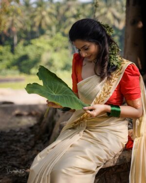 Parvathy Venkitaramanan Instagram - Inframe @parvathyofficial 
.
MUA @highlightsbridalstudio_makeup 
.
Shots @stories_by_vasanthjb @oxygen_films_ 
.
Hairstyle @usha__hairstylist 
.
Jewellery @login_bridal_jewelry_ 

#kerala #gram #photography #keralagallery