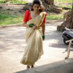Parvathy Venkitaramanan Instagram - Inframe @parvathyofficial . MUA @highlightsbridalstudio_makeup . Shots @stories_by_vasanthjb @oxygen_films_ . Hairstyle @usha__hairstylist . Jewellery @login_bridal_jewelry_ #kerala #gram #photography #keralagallery