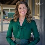 Pascale Hutton Instagram – If you find yourself marvelling at the perfection of Rosemary’s abundant bows this season let me just say- it’s all me!  FINALLY, after 10 seasons of flowery adornments, I decided to master the bow tying for myself! (There are YouTube tutorials if you’re interested) 

#season11 
#april7 
#hearties