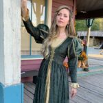 Pascale Hutton Instagram - I had way too much fun wearing this costume (and HAIR) not to post a few more shots!! 💇‍♀️: @jt.stylist 💄: @mirrormirroratelier 👗: @barbaragregusova