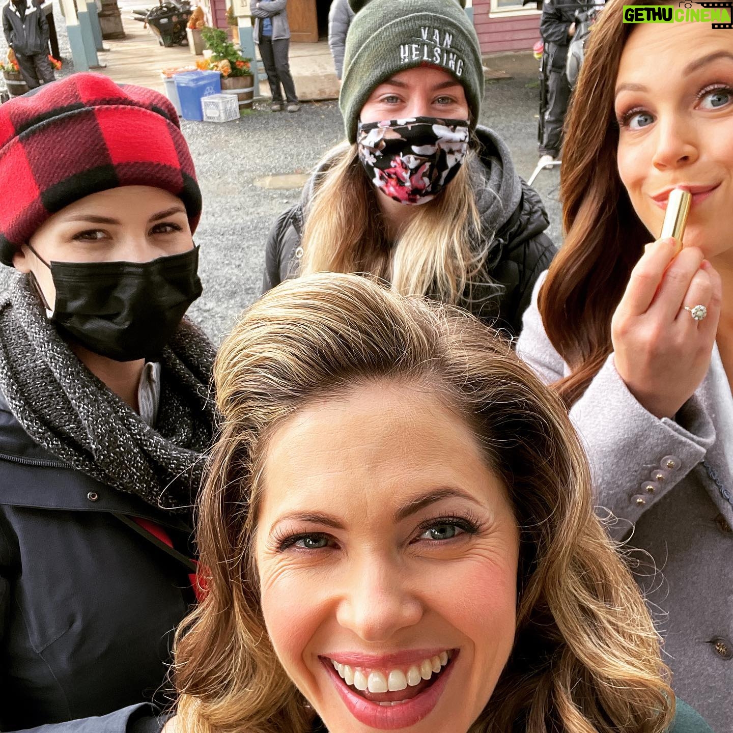 Pascale Hutton Instagram - As we approach our season 9 finale, let me take a moment to highlight my dream team! @erinkrakow @mirrormirroratelier @jt.stylist I love these women so much!!!