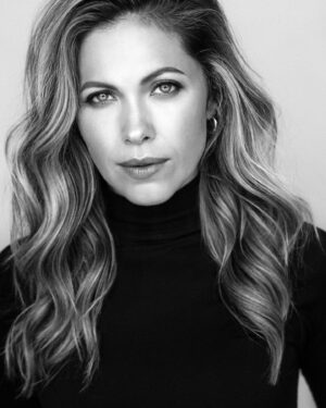 Pascale Hutton Instagram - There’s no fries on burger day?? 

📸: @jennabermanphoto 
💇‍♀️ & 💄 : @minjee.mowat