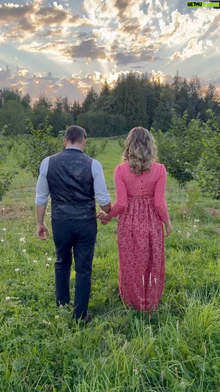 Pascale Hutton - 42.8K Likes - A very special Christmas present to all those #Hearties out there! 🎁 🤰
#firstpeek #babybump #babycoulter