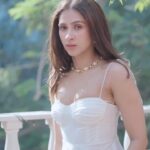 Pashmina Roshan Instagram - #Ad/ Embracing all my eras with the Lakmē Sun Expert Primer Dry Touch Sunscreen this summer! I love how this 1 product doubles up as a primer that not only blurs imperfections but also makes my makeup look flawless! 💯 and the best part it even has SPF 50 PA You should get your hands on it right now! @lakmeindia #Lakmē #LakmēSunExpert #ReachForTheSun #Sunsational #LakméSkincare #SummerMustHaves