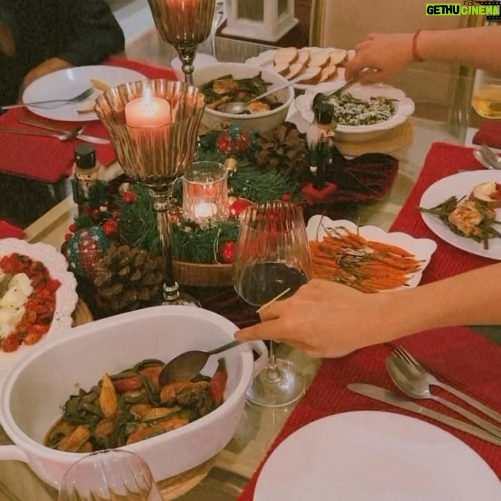 Pashmina Roshan Instagram - Wishing you all warmth this Christmas , may your days be merry and bright 🎄♥️