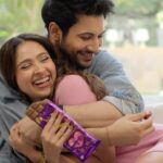 Pashmina Roshan Instagram - At every chance she gets, she makes me feel special with simple acts of love. This Valentine’s Day, it was my turn! All thanks to @CadburyDairyMilkSilk 🧸♥️ You too can surprise your loved one. Just scan a Silk Pack, share those precious love moments, and Zoya will transform them into a personalized film, powered by AI. Celebrate the one who holds a special place in your heart with #TheStoryOfUs #CadburySilk #TheStoryOfUs #ValentinesDay #Ad