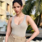 Pashmina Roshan Instagram - Just a tad bit sun-kissed