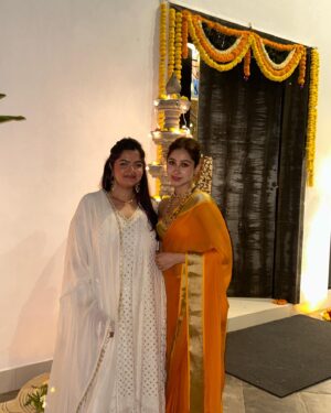 Pashmina Roshan Instagram - Happy Diwali! Wishing you all love and so much light ✨🪔