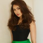Pashmina Roshan Instagram - Glam for the most special day! Go watch my first song, link in bio! 🪩🕺💃🏻🕺♥️🥰 #ishqvishkrebound #ishqvishqpyarvyar