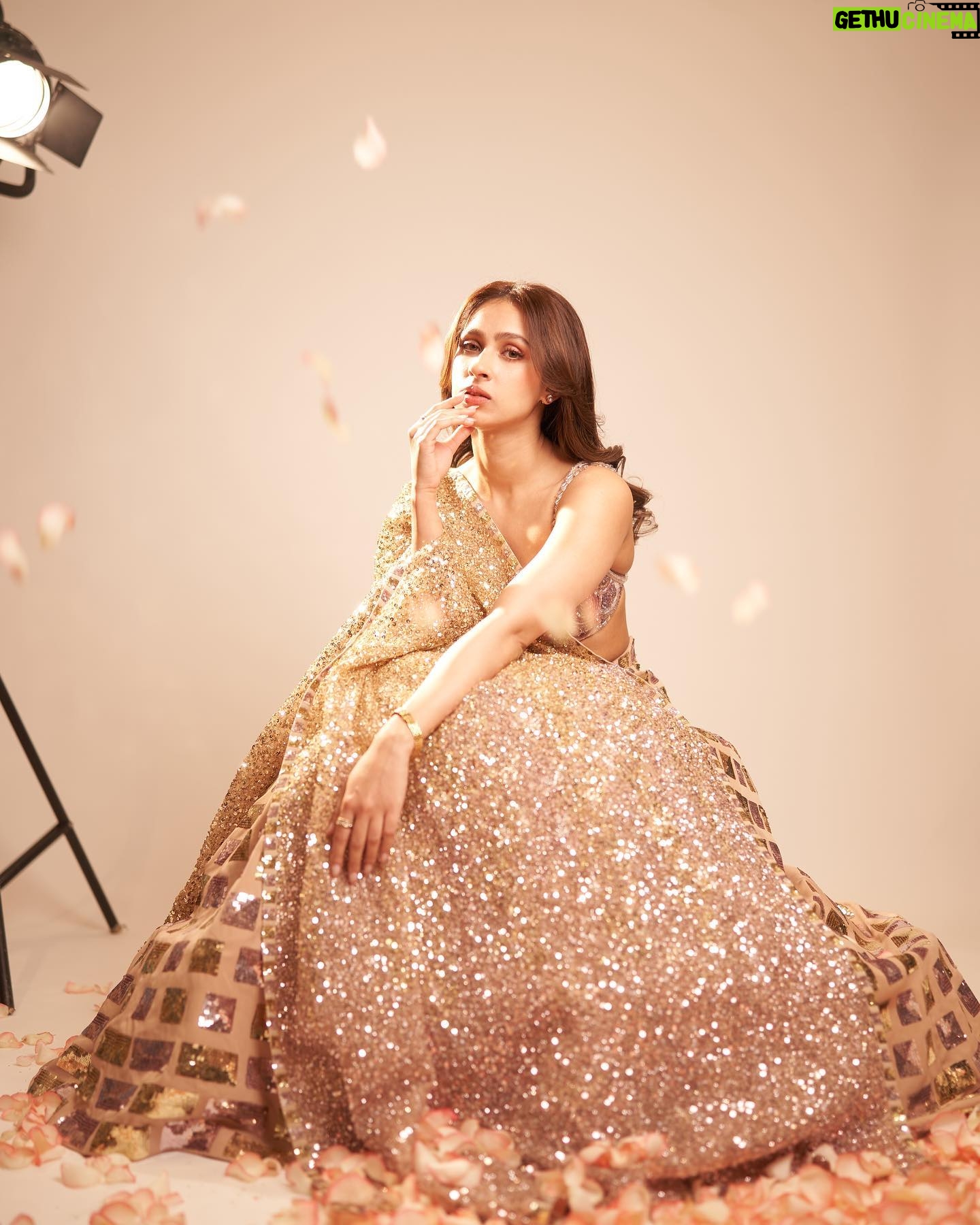 Pashmina Roshan Instagram - The incandescent beauty of Manish Malhotra’s couture! 😍 Let the diwali festivities begin!! 💕 @manishmalhotra05 @manishmalhotraworld