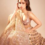 Pashmina Roshan Instagram – The incandescent beauty of Manish Malhotra’s couture! 😍 Let the diwali festivities begin!! 💕 @manishmalhotra05 @manishmalhotraworld
