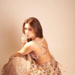 Pashmina Roshan Instagram – The incandescent beauty of Manish Malhotra’s couture! 😍 Let the diwali festivities begin!! 💕 @manishmalhotra05 @manishmalhotraworld