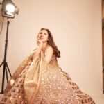 Pashmina Roshan Instagram – The incandescent beauty of Manish Malhotra’s couture! 😍 Let the diwali festivities begin!! 💕 @manishmalhotra05 @manishmalhotraworld