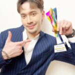 Passorn Leowrakwong Instagram - หม่ามี้ขอแสดงความยินดีกับพี่ดี้ @indianaindy ด้วยนะลูก 💐🏆⭐️ ขอขอบคุณคณะกรรมการผู้จัดงาน @topstar_awards2024 ทุกท่าน ที่มอบรางวัลนักแสดงชายยอดเยี่ยมให้ในครั้งนี้ค่ะ ✨🙏✨ ขอบคุณชุดหล่อๆของน้องจากพี่เก๋ด้วยค่า…. @verasalon @verasalonstudio 💙🙏💙 #indianaindyintad #topstaraward
