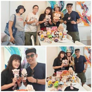 Passorn Leowrakwong Instagram - วันดีดีของเด็กหญิงฮันนี่ 💖 กับเด็กหญิงแอ๋ว @antrrasai ค่ะ ❤️ มาเรียนวาดรูป #labubu บนหมวกกับคุณครูพี่หนู @surasak_nu ที่น่ารักและใจดีที่สุดในโลก ภูมิใจกับผลงานของตัวเองที่ซู๊ดดดดด…. ขอบคุณน้องหญิง @ying_sopida 💙 ที่พามาในวันนี้นะคะ และยังมีกาแฟกับอาหารอร่อยทุกอย่างของร้านนี้ให้ทานด้วย แอบออเดอร์เม็ดมะม่วงตัวพ่อกลับด้วย 😋 อิ่มอกอิ่มใจและอิ่มพุงมากค่ะ แอบเจอพี่ต๊อกสุดหล่อก็มาด้วยนะคะวันนี้ น้องๆที่สนใจอยากมาเรียนวาดรูปแบบนี้บ้างต้องมาร้านนี้เลยค่า…. @imfinethankyouandyou.cafe แล้วจะใจฟูกลับบ้านเลยค่า…. 💓💓💓💓💓