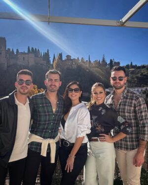 Pastora Soler Instagram - Finde de amiguitos!!!!🕺🏻💃🏽

Que maravilla eres Granada!!! 
🩵🩵🩵

#pilascargadas #desconexion #susurrandolanavidad #bolasdehielo #amigos #spiderman #Granada