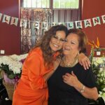 Pastora Soler Instagram - Ayer fue un día muy especial,de esos que se quedan para siempre grabados en la memoria y en el corazón.. Ayer nuestra madre cumplía 80 años y le organizamos un cumpleaños sorpresa, con su familia, sus hermanos , sus amigos, sus queridas nietas!!! Fui feliz al verla llena de luz y de emoción, feliz de tenerla gozando de buena salud y siguiendo con la fuerza que la caracteriza! Por muchas años más para vivirla y celebrarla! 🥂 Te quiero mamá 🩷 Gracias a tod@s amig@s y familia! Gracias hermanos! Os quiero ❤️ #cumpleañosmamá #80 #5demayo #celebrando #MiPilar 💐💐💐💐