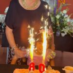 Pastora Soler Instagram - Ayer fue un día muy especial,de esos que se quedan para siempre grabados en la memoria y en el corazón.. Ayer nuestra madre cumplía 80 años y le organizamos un cumpleaños sorpresa, con su familia, sus hermanos , sus amigos, sus queridas nietas!!! Fui feliz al verla llena de luz y de emoción, feliz de tenerla gozando de buena salud y siguiendo con la fuerza que la caracteriza! Por muchas años más para vivirla y celebrarla! 🥂 Te quiero mamá 🩷 Gracias a tod@s amig@s y familia! Gracias hermanos! Os quiero ❤️ #cumpleañosmamá #80 #5demayo #celebrando #MiPilar 💐💐💐💐