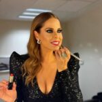 Pastora Soler Instagram – Esta noche estaremos celebrando el fin y comienzo del nuevo año! Rodeada de gente bonita, celebrando la vida y renovando nuevos propósitos e ilusiones!!!
Os deseo un FELIZ AÑO 2024 familia !!!!
Os quiero ❤️
