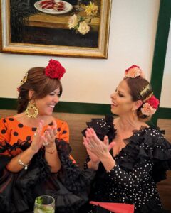 Pastora Soler Instagram - Un domingo de feria inolvidable! ❤️ Que bonito compartir con los amigos un día lleno de color, de luz, de risas, de cante y baile.. celebrar la vida cuando todo está en orden y cuando se puede, ayer fue día de eso!! 🥂 Feliz feria de Sevilla!!!!!!!! 🎡💃🏽 Gracias querida @monicamendez_modaflamenca por vestirme un año más. 😘 #Feria2024 #Sevilla #amigosyamigas #celebrandolavida