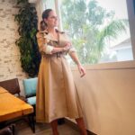 Pastora Soler Instagram - Domingo de Ramos 🌿 En familia, en mi pueblo y pasaitos por agua! 💦 Vestido gabardina muy propicio para el día de hoy de @monicha.moda ☂️ #semanasanta #coriadelrio #LaBorriquita #domingoseramos