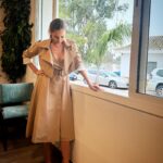 Pastora Soler Instagram - Domingo de Ramos 🌿 En familia, en mi pueblo y pasaitos por agua! 💦 Vestido gabardina muy propicio para el día de hoy de @monicha.moda ☂️ #semanasanta #coriadelrio #LaBorriquita #domingoseramos