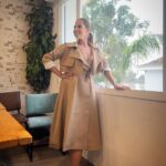 Pastora Soler Instagram - Domingo de Ramos 🌿 En familia, en mi pueblo y pasaitos por agua! 💦 Vestido gabardina muy propicio para el día de hoy de @monicha.moda ☂️ #semanasanta #coriadelrio #LaBorriquita #domingoseramos