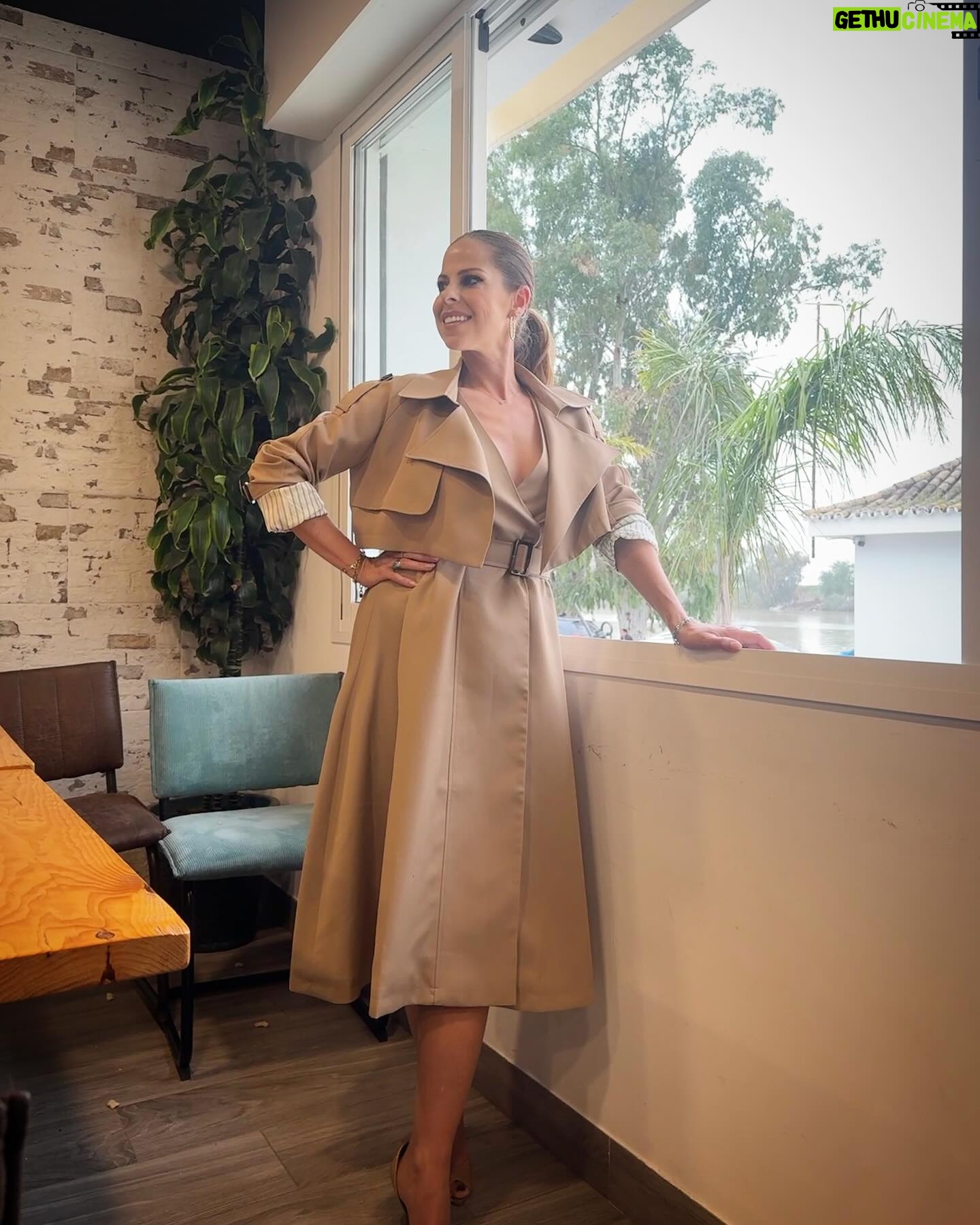 Pastora Soler Instagram - Domingo de Ramos 🌿 En familia, en mi pueblo y pasaitos por agua! 💦 Vestido gabardina muy propicio para el día de hoy de @monicha.moda ☂️ #semanasanta #coriadelrio #LaBorriquita #domingoseramos