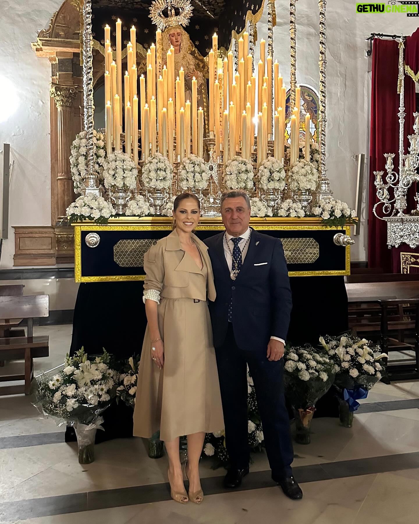 Pastora Soler Instagram - Domingo de Ramos 🌿 En familia, en mi pueblo y pasaitos por agua! 💦 Vestido gabardina muy propicio para el día de hoy de @monicha.moda ☂️ #semanasanta #coriadelrio #LaBorriquita #domingoseramos