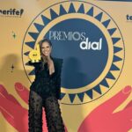 Pastora Soler Instagram - GRACIAS 🙏🏻 Os quiero familia de @cadena_dial, gracias por la gran noche de anoche!!!!! Me la llevo en mi corazón 💚 Gracias @juanamartinoficial @ivancampana @lavictoriajoyas @platons_peluqueros_ Y lo mejor poder cantar con esa pedazo de banda en directo, gracias @lalias3 y mi querido @albertomirasp 🫶🎹 Gracias a mi equipo de @33producciones y @warnermusicspain 🙏🏻 #PremiosDial #Tenerife #30años #cadenadial