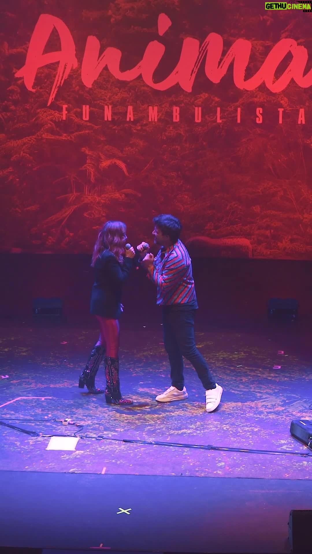 Pastora Soler Instagram - El concierto de SEVILLA fue muy especial. Es una suerte poder compartir escenario con la gran @pastora_soler con la que canté nuestra canción SIGO. ¿Quién viene a las siguientes ciudades...? Entradas en 🎟️ www.funambulista.es