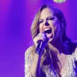 Pastora Soler Instagram – Libra Tour llegó a su fin!!🥹🤗😍

Puede ser de las giras que más haya disfrutado en mi vida, desde el sentimiento de sus canciones, la seguridad, el gran arrope de un equipo que me hace sentir plena sobre el escenario.. y sobre todo ese público que ha disfrutado en cada concierto con nosotros!

Así me despido, por unos meses sólo, y con muchas ganas de hacer algo muy grande y especial para celebrar esos 30 años de carrera.. 

Gracias a mi oficina @33producciones, #CarlosEscobosa, @oscar33producciones y toda su gente. 
Gracias a mis músicos, técnicos, toda la tripulación de Libra Tour. A mi club de fans @solotuoficial , a los ayuntamientos, productores, promotores que han confiado en nosotros!!! 

Gracias a mis guías y compañeros de vida y de viaje @direccionartisticafv @chelu_sanchez y @evacascaii y mi mayor motor e inspiración , mis niñas y mi madre!!! ❤️

Nos vemos muy pronto gente!! 
GRACIAS 🫶