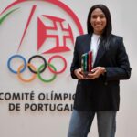 Patrícia Mamona Instagram - Patrícia Mamona recebeu o troféu de comemoração da Toyota pela participação nos Jogos Olímpicos Tóquio 2020. 🤩 O troféu, produzido na forma de uma flor de cerejeira, tradicional do Japão, tem as cores dos anéis olímpicos pintados com os materiais utilizados nos veículos da marca. A medalhada olímpica foi ainda convidada a partilhar a sua experiência em Tóquio 2020, no âmbito do encontro das equipas de marketing das concessionárias da @toyotaportugal, realizado no auditório do COP. #COPortugal | 📸 @josecorreia75