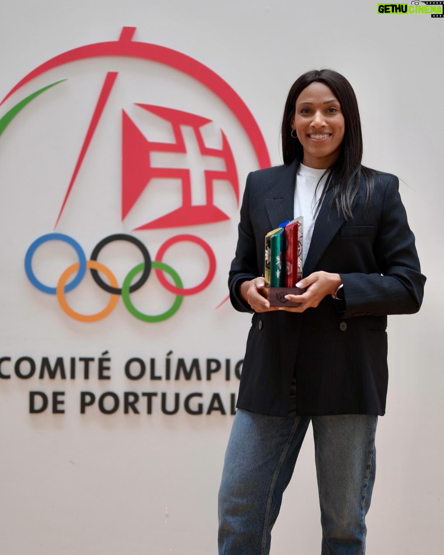 Patrícia Mamona Instagram - Patrícia Mamona recebeu o troféu de comemoração da Toyota pela participação nos Jogos Olímpicos Tóquio 2020. 🤩 O troféu, produzido na forma de uma flor de cerejeira, tradicional do Japão, tem as cores dos anéis olímpicos pintados com os materiais utilizados nos veículos da marca. A medalhada olímpica foi ainda convidada a partilhar a sua experiência em Tóquio 2020, no âmbito do encontro das equipas de marketing das concessionárias da @toyotaportugal, realizado no auditório do COP. #COPortugal | 📸 @josecorreia75