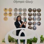 Patrícia Mamona Instagram - Patrícia Mamona recebeu o troféu de comemoração da Toyota pela participação nos Jogos Olímpicos Tóquio 2020. 🤩 O troféu, produzido na forma de uma flor de cerejeira, tradicional do Japão, tem as cores dos anéis olímpicos pintados com os materiais utilizados nos veículos da marca. A medalhada olímpica foi ainda convidada a partilhar a sua experiência em Tóquio 2020, no âmbito do encontro das equipas de marketing das concessionárias da @toyotaportugal, realizado no auditório do COP. #COPortugal | 📸 @josecorreia75