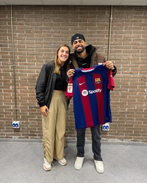 Patri Guijarro Instagram - ¡Qué alegría por fin conocernos! 🤩
Y qué suerte disfrutar de tu música en Barcelona ✨🩵