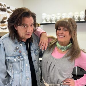 Patricia Paquin Instagram - Des cadeaux comme ça, ça n’a pas de prix😍 Déjà de participer au Bye Bye est un privilège immense mais de retrouver en plus, ma gang de Chambres en ville 30 ans plus tard, ça c’était SURRÉALISTE!!!! J’étais SUPER contente et vous dire combien on a rit! Merci @sofecteau @pascallhx et @guillaume_lesperance et bonne année 2024 à tout le monde 🥳🍾
NB: À l’exception de Gregory, nous avons TOUS des perruques 
@gilbert_lachance_artiste @gregorycharlesofficiel #vincentgraton #francisreddy #louisedeschâtelets #annedorval