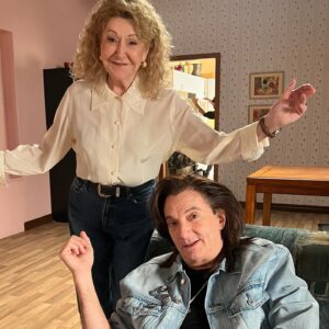 Patricia Paquin Instagram - Des cadeaux comme ça, ça n’a pas de prix😍 Déjà de participer au Bye Bye est un privilège immense mais de retrouver en plus, ma gang de Chambres en ville 30 ans plus tard, ça c’était SURRÉALISTE!!!! J’étais SUPER contente et vous dire combien on a rit! Merci @sofecteau @pascallhx et @guillaume_lesperance et bonne année 2024 à tout le monde 🥳🍾
NB: À l’exception de Gregory, nous avons TOUS des perruques 
@gilbert_lachance_artiste @gregorycharlesofficiel #vincentgraton #francisreddy #louisedeschâtelets #annedorval