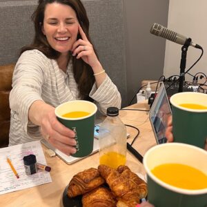 Patricia Paquin Instagram - On fait tu de la radio nous autres??? #pyjamaparty #lesfillesdulunch @rythme1057 @marieevejanvier @anoukmeunier