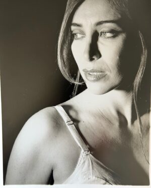 Patricia Viggiano Instagram - Desde esta foto vintage… comparto con vos esto…

A veces la vida puede parecernos áspera…ahora contraria mente a eso…es tan increíblemente sabia…q no hace más q guiarnos x el camino del crecimiento…el real…el auténtico… el genuino donde somos lo q decimos…
Y actuamos como decimos…

Ese q te va guiando a ser cada vez mejor persona para con vos y para con los demás…

Y lo áspero se vuelve una suerte…un reencuentro con uno mismo desde lo más genuino y liviano… 

De amorosidad extrema p uno y p con los demás…

La felicidad alberga en nosotros mismos y se expande hacia los otros…. 

Se construye desde otro nuevo lugar…

Sintiendo ser otro… y el mismo… 

Agradeciendo y sintiendo la paz q da el amor incondicional  a uno mismo… y x ende a los demás…

Es absolutamente genial😂😂👍🧚‍♀️☀️✨