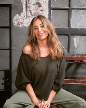 Patricia Viggiano Instagram - … Una cosa es vivir y otra sobrevivir… 

Mientras  vivir me  resuena a motivación, acción , pasión, a entusiasmo… a tomar la vida como viene buscando siempre lo mejor a todo…generándome y generando felicidad así al otro…

Esa felicidad q es interna conmigo misma… q en definitiva será la q siempre me acompañará…

La otra el sobrevivir…se maneja en piloto automático…de forma lineal… y a veces hasta ni siquiera lo identificamos…

Yo elijo la primera…  elijo la calidad de mis pensamientos… 
De esa manera …genero las mejores sensaciones y emociones… y acciones q me permiten avanzar…

Elijo yo COMO quiero VIVIR…😄 
Y eso es fantástico…👍

Requiere de … amor a uno mismo, voluntad de cambio …compromiso con uno mismo y actitud para cambiar viejos hábitos! 
Yo lo elijo… compro…😄

Buen fin de semana para todos! Pásenlo lindo!😃🙏✨🧚‍♀️🤍

PH: @sebanaonok 
@aguspulidook 
Makeup: @majomakeup27