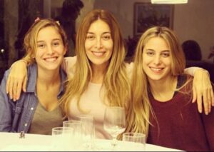Patricia Viggiano Instagram - Ellas lo son todo y más… estuvieron dentro mío exactamente 8 meses y medio cada una… ambas se adelantaron… quizás tenían muchas ganas de conocerme🤣 tantas como yo a ellas…
Si bien ser mamá siempre me pareció lo más de lo más… nunca imaginé q podía ser tanto… saber q @lucilaviggiano  y @olivia_viggiano salieron de mi cuerpo al mundo y están en mi mundo es, fue y seguirá siendo increíblemente sublime!! Las 🩷 preciosas! 
Vamos x muchos años más de amor!✨✨✨✨✨🙏

Muy buena semana p todos! Pásenlo lindo!!🤍