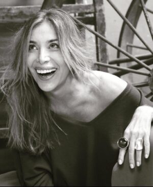 Patricia Viggiano Instagram - - Quiero compartir con uds…porq no pude subirlo… sino hubiese puesto el reel de @marioalonsopuig … 

-Así  q voy a contarles de q va el reel…
Habla del proceso del duelo✨… y me pareció muy interesante lo bien q lo describía… así q lo comparto con uds…

Dice: - ✨en el PROCESO de duelo…hay una fase que se llama “la fase de la ira” tienes q buscar algún culpable…es muy evidente … 

Y nos  invita a ejercer la compasión …

-Que quiere decir la compasión? ✨

Que cuando una persona  lo está pasando mal x la razón q sea…no esperemos q esté en el momento más dulce 😂 y q su conversación sea la más fluida, alegre, divertida y entrañable…😅

Esperemos q esa persona , esa irritación , esa ira q tiene… que es natural a nuestra condición humana… 

Cuando la vierte sobre nosotros no  hay nada personal…y si nosotros devolvemos lo mismo…que recibimos no podemos ayudar…

-La compasión es la comprensión del dolor q está experimentando una persona q lo expresa cómo puede y la voluntad de reducir ese dolor…

-Como se reduce ese dolor?

Primero no reaccionando, no reaccionando …en silencio…estando… y comprendiendo que la manera en q esa persona está de alguna manera proyectando esa tensión q siente en mi… no es a mi…

-Cuándo se encuentra con alguien q está dispuesto a estar como compañero- compañera de viaje con ella sin juzgar… sin rebatir…sino simplemente estando … ESO tiene un PODER  transformador …ABSOLUTO…
Mario Alonso Puig….. 🙏✨🤍

Me encanto… q bien lo transmite! 🧚‍♀️😄

PH: @sebanaonok 
  @aguspulidook 
Makeup: @majomakeup27