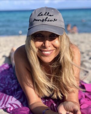 Patricia Viggiano Instagram - Arrancando este nuevo año con muchas ganas, ideas q se me van ocurriendo… dándome un pequeño y esperado descanso… 
Necesitaba conectar con la naturaleza, este verano el mar gano… 
Me encanta la playa, el sonido del mar… que no haya horizonte…la arena… sol … música y buenas companias de esas q mutuamente nos sacamos carcajadas..😂❤️🎉