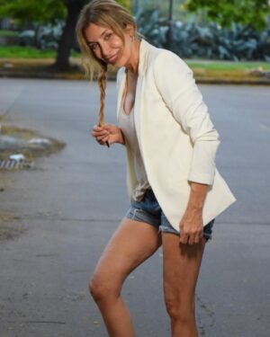 Patricia Viggiano Instagram - -Querida yo: no te aferres a nada, ni a nadie…
Solo se trata de tu paz mental, del amor propio, de tus metas y sueños, de ese compromiso que tienes con la mujer del espejo….
Abrázate y NO te sueltes NUNCA

  Roberth Colmenarez 👏👍

PH: @sebanaonok 
  @aguspulidook