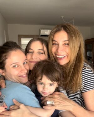 Patricia Viggiano Instagram - …Gracias…gracias…gracias x permitirme ser mamá y también abuela! 
Las amo con toda mi alma!!🩷🩷🩷✨✨✨

Y a vos mamá…quiero q sepas q te extraño …q me gustaría volver a tener esas charlas tan sabías q me transmitías donde me bajabas cuando lo necesitaba…tus bocadillos de verdura…tus manos suaves…tu amor incondicional…
Ahora estás en mi 🤍 y en todo lo q yo soy q me transmitiste…así que nunca te fuiste… porque estás en mí para siempre viejita querida!!✨🩷✨🩷✨🩷
Muy feliz día de la madre para todas las mamás!!😀🩷