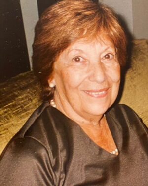 Patricia Viggiano Instagram - …Gracias…gracias…gracias x permitirme ser mamá y también abuela! 
Las amo con toda mi alma!!🩷🩷🩷✨✨✨

Y a vos mamá…quiero q sepas q te extraño …q me gustaría volver a tener esas charlas tan sabías q me transmitías donde me bajabas cuando lo necesitaba…tus bocadillos de verdura…tus manos suaves…tu amor incondicional…
Ahora estás en mi 🤍 y en todo lo q yo soy q me transmitiste…así que nunca te fuiste… porque estás en mí para siempre viejita querida!!✨🩷✨🩷✨🩷
Muy feliz día de la madre para todas las mamás!!😀🩷