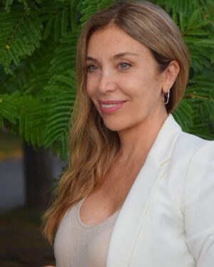 Patricia Viggiano Instagram - Hoy es mi cumpleaños y me siento tan agradecida…
Cumplir años lejos de deprimirme me dice q bueno!! Estamos aca!!
Transitando 😂 
Así q todo lo q venga será bien agradecido!
Un año más es lo mejor q puede estar pasando… me da la gran posibilidad de agradecer a todos aquellos q me quieren x estar en mis vidas y yo en las de ellos …. 
La vida es una serie de encuentros y desencuentros maravillosos ….
Así se va tejiendo la trama de la cual sin dudas soy mi protagonista😂
Por más años de amor y aprendizaje!
Gracias x tanto!🙏🤍✨👏👍😃

PH: @sebanaonok
  @aguspulidook