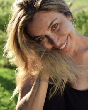 Patricia Viggiano Instagram - El otro día leí esto que me encantó y lo comparto con Uds despidiendo este 2023 agradecida y abierta a este 2024 q está x venir q ya estoy agradeciendo…

“El amor eres tú, cuando lograste eso que tanto te costó…
Cuando te brillan los ojos xq lograste eso que tanto te costó, eres tú…
Cuando volviste a abrir las ventanas para que entre el sol después de la lluvia…
Eres tú cuando decidiste quererte más que nunca…
Los ojos brillan cuando x fin entiendes que TODA LUZ SE ENCIENDE POR DENTR0”….

Muy buen 2024 para todos! Pásenlo lindo!!!😃🎉🙏🧚‍♀️✨😉💫

PH: @ sebanaonok
  @aguspullidook